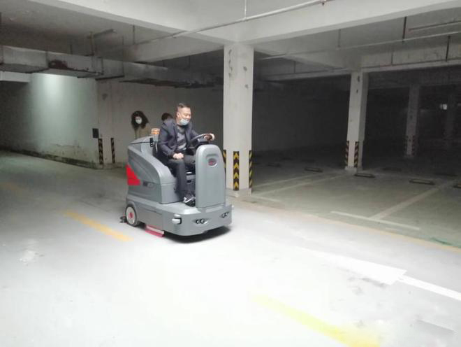 三门峡小区物业保洁不用人力改用驾驶式洗地机了